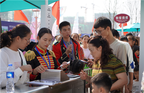 安徽阜陽(yáng)臨泉縣中環(huán)格林童話文旅城開園